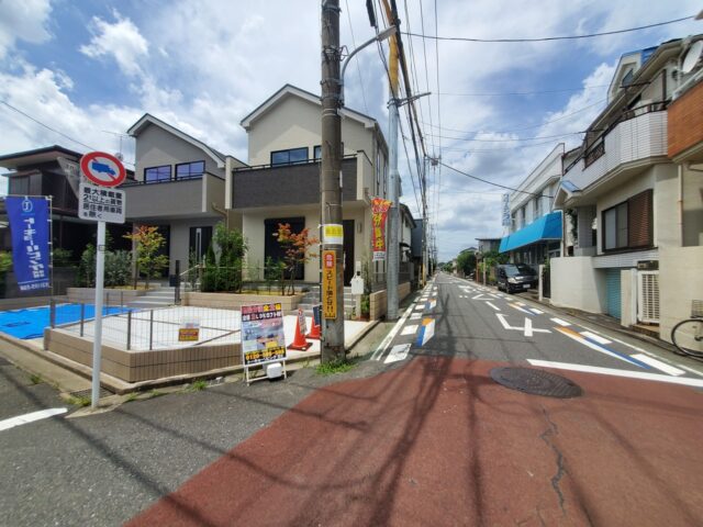 北東側前面道路